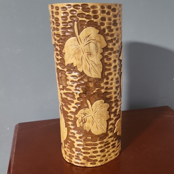 Handcrafted Leaf Design Vase - Picture 2 of 6